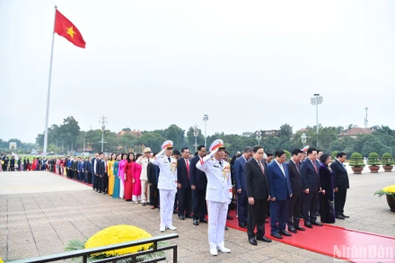 Chủ tịch nước Võ Văn Thưởng, Thủ tướng Phạm Minh Chính và Chủ tịch Quốc hội Vương Đình Huệ cùng các đồng chí lãnh đạo Đảng, Nhà nước, các đại biểu Quốc hội thành kính tưởng nhớ Chủ tịch Hồ Chí Minh.