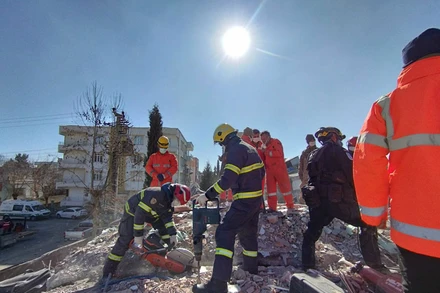 Đại úy Vũ Duy Hưng người cầm máy khoan thực hiện nhiệm vụ tại hiện trường.