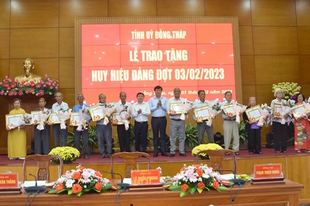 Đại diện lãnh đạo Tỉnh ủy Đồng Tháp trao Huy hiệu Đảng cho đảng viên.