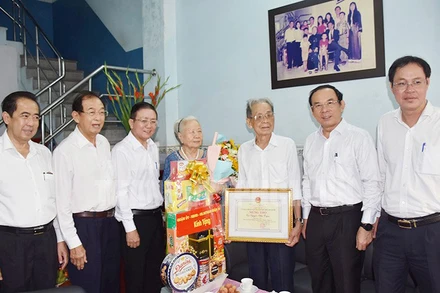 Bí thư Thành ủy Thành phố Hồ Chí Minh Nguyễn Văn Nên (thứ hai từ phải qua) và Đoàn công tác thăm, chúc thọ cụ Nguyễn Hữu Trym. (Ảnh: SH)