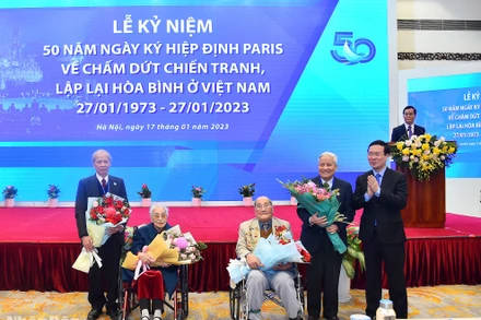 Thường trực Ban Bí thư Võ Văn Thưởng trao hoa tặng các nhân chứng lịch sử của Hiệp định Paris.