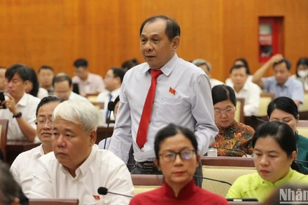 Các đại biểu thảo luận tại hội trường. (Ảnh: Tùng Quang)