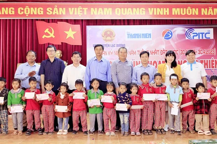 Trao học bổng tặng các học sinh tại xã Đạ Sar, huyện Lạc Dương.