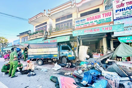 Ô-tô tải băng qua đường tông thẳng vào hiệu buôn.