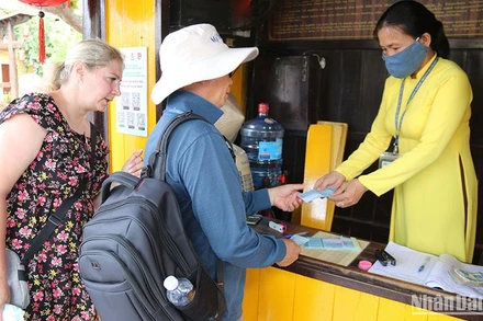 Du khách mua vé vào tham quan Khu phố cổ Hội An.