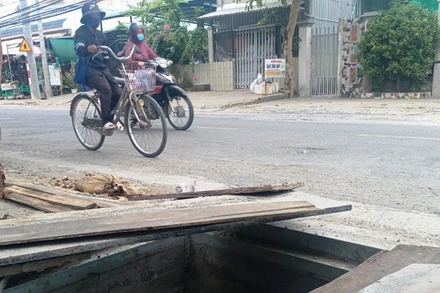 Hố cống được đơn vị thi công che chắn bằng những tấm ván sơ sài.
