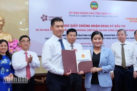 Chủ tịch Ủy ban nhân dân tỉnh Bình Phước Trần Tuệ Hiền trao giấy chứng nhận cho nhà đầu tư dự án vốn FDI 500 triệu USD.