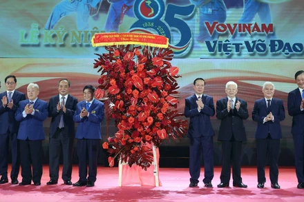 Chủ tịch nước Võ Văn Thưởng tặng hoa cho các lãnh đạo môn phái Vovinam. (Ảnh: Thống Nhất/TTXVN)