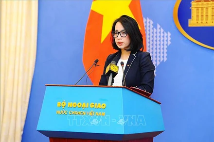 Phó Phát ngôn Bộ Ngoại giao Phạm Thu Hằng trả lời các câu hỏi của các cơ quan báo chí. (Ảnh: TTXVN)