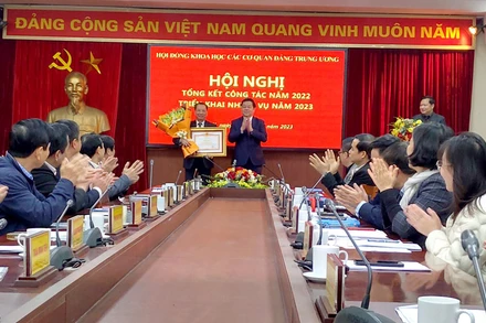 Đồng chí Nguyễn Trọng Nghĩa trao Bằng khen của Thủ tướng cho GS.TS Phùng Hữu Phú.