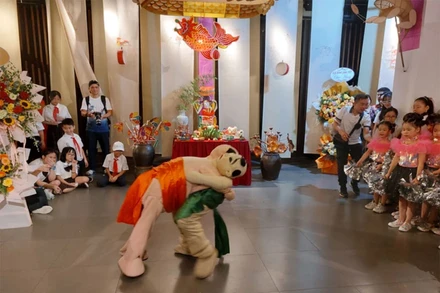 Màn biểu diễn đấu vật đem lại cho các em nụ cười vui vẻ, sảng khoái.