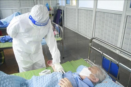 Thăm khám cho bệnh nhân mắc Covid-19 đang điều trị tại Bệnh viện Đa khoa tỉnh Ninh Bình. (Ảnh tư liệu: Hải Yến/TTXVN)