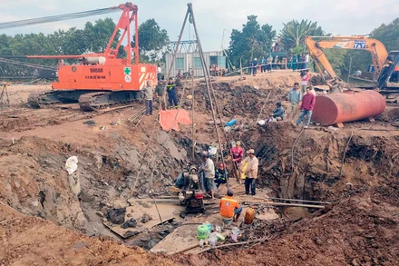 Đến 8 giờ 25 phút sáng 1/1, lực lượng chức năng dùng máy xúc, một xe cẩu tiếp tục nỗ lực giải cứu bé trai.