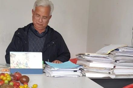 PGS, TS Nguyễn Hồng Minh tại Trung tâm Nghiên cứu và Phát triển giống rau chất lượng cao, Học viện Nông nghiệp Việt Nam. (Ảnh: MINH LÂM) 