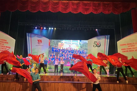 Tiết mục văn nghệ chào mừng sự kiện Kỷ niệm 50 năm thành lập Trường Đoàn Lý Tự Trọng.