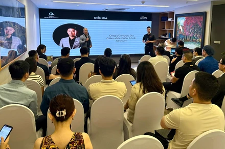 Các diễn giả trao đổi thông tin tại hội thảo.