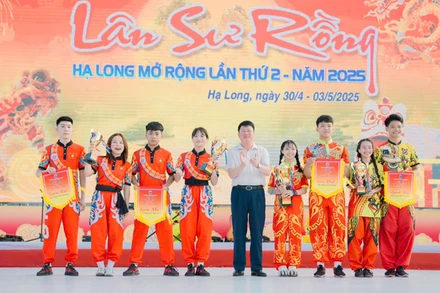 Phó Chủ tịch UBND thành phố Hạ Long Nguyễn Ngọc Sơn trao giải Nhất nội dung Lân lên mai hoa thung nam-nữ cho đội Thành Linh Đường.