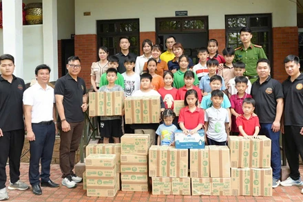 Đoàn Học viện Quốc tế Võ thuật Tài năng trẻ Việt Nam thăm và tặng quà Làng trẻ em SOS Việt Trì, Phú Thọ.