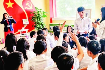 Một buổi sinh hoạt tìm hiểu về Chủ tịch Hồ Chí Minh tại "Không gian văn hóa Hồ Chí Minh" Trường trung học phổ thông Trần Phú (thành phố Đà Lạt).