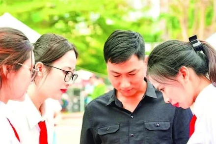 Nhân viên Agribank chi nhánh Đắk Lắk tư vấn cho khách hàng về các nguồn vốn tín dụng của đơn vị.