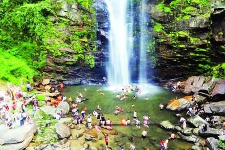 Thác Kèm ở huyện Con Cuông thu hút rất đông khách du lịch. (Ảnh: CTV)