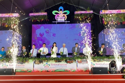 Các đại biểu thực hiện nghi thức Khai mạc Festival Hoa lan Thành phố Hồ Chí Minh lần 3 năm 2025.