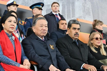 Tổng Bí thư Tô Lâm và Phu nhân xuất hiện trên khán đài danh dự tại Quảng trường Đỏ trong lễ duyệt binh.