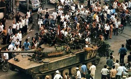 Người dân chào đón quân giải phóng trên đường phố Sài Gòn ngày 30/4/1975. (Ảnh tư liệu)