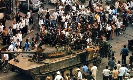 Người dân chào đón quân giải phóng trên đường phố Sài Gòn ngày 30/4/1975. (Ảnh tư liệu)