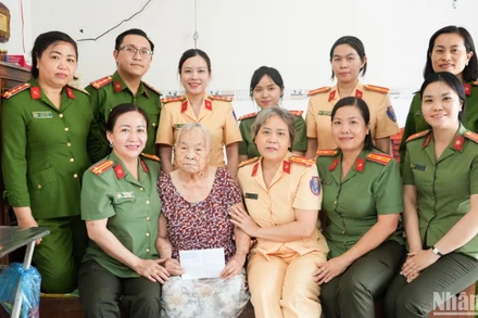 Công an thành phố Cần Thơ đến thăm, tặng quà Mẹ Việt Nam Anh hùng Nguyễn Thị Bình tại phường Thới Bình, quận Ninh Kiều.