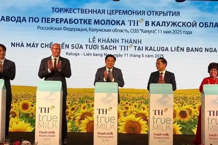 Lãnh đạo Việt Nam, Liên bang Nga, đại diện doanh nghiệp nhấn nút khởi động Nhà máy chế biến sữa tươi sạch TH. (Ảnh: Tâm Hằng/TTXVN)