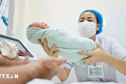 Việc bỏ quy định kỷ luật đảng viên sinh con thứ ba nhằm thích ứng linh hoạt trước những biến động về cơ cấu dân số và yêu cầu phát triển bền vững trong tình hình mới. (Ảnh: MINH QUYẾT/TTXVN)