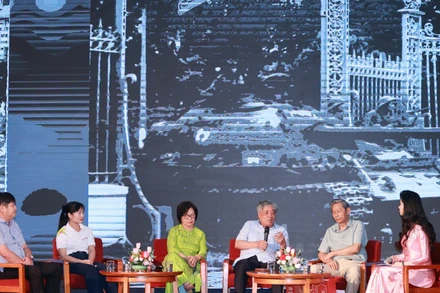 Các nhà báo lão thành chia sẻ về ký ức đầy tự hào. (Ảnh: Hoài Nam/Vietnam+)