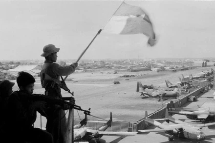 Cờ giải phóng tung bay trên sân bay Tân Sơn Nhất, ngày 30/4/1975. (Ảnh: QUANG THÀNH/TTXVN)