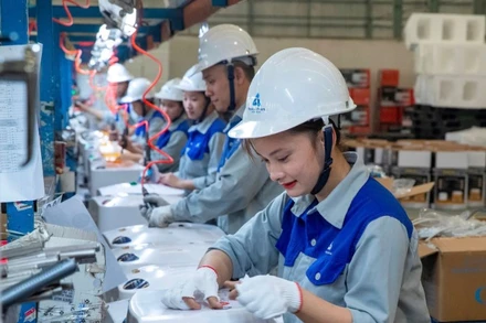 Sản xuất máy nước nóng tại Nhà máy Tân Á Đại Thành Hà Nam. (Ảnh: TÙNG NGUYÊN)