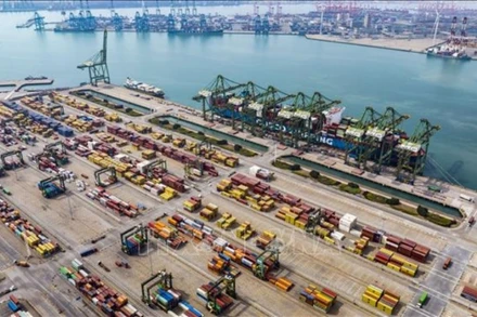 Cảng hàng hóa tại Thiên Tân, Trung Quốc. (Ảnh THX/TTXVN)