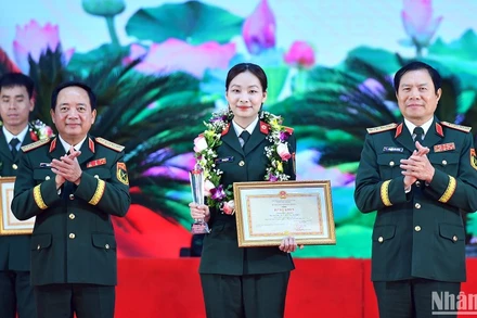Thượng tướng Trịnh Văn Quyết, Đại tướng Nguyễn Tân Cương (thứ nhất và thứ 3 từ trái sang) trao Bằng khen Thượng sĩ Bùi Việt Hà, Gương mặt trẻ tiêu biểu toàn quân năm 2024 tại chương trình.