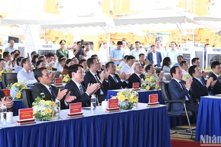 Chủ tịch nước Lương Cường và các đại biểu dự buổi lễ.