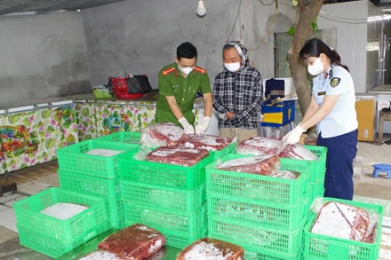  Lực lượng chức năng kiểm tra hộ kinh doanh thực phẩm Lê Hồng Thoanh.