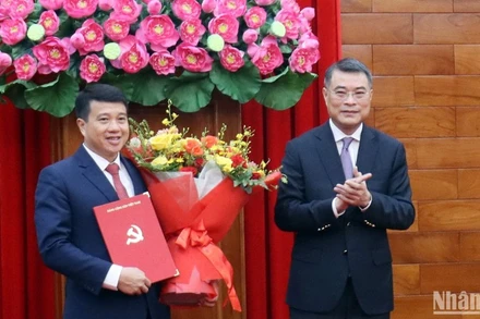 Đồng chí Lê Minh Hưng tặng hoa chúc mừng đồng chí tân Bí thư Tỉnh ủy Lâm Đồng Y Thanh Hà Niê Kđăm.