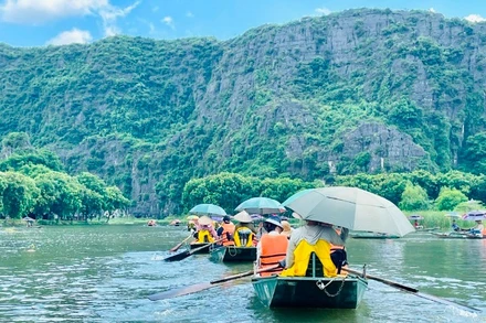 Du khách tham quan Khu du lịch Tam Cốc, Ninh Bình. (Ảnh: TRANG ANH)