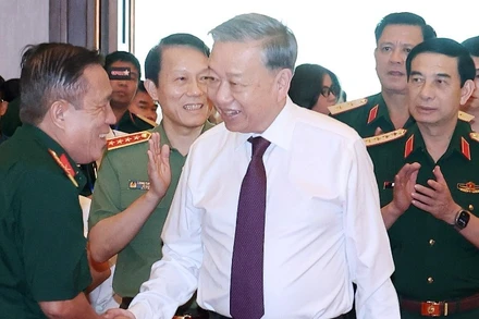 Tổng Bí thư Tô Lâm gặp mặt đại biểu tướng lĩnh, Anh hùng Lực lượng vũ trang nhân dân, điệp báo, biệt động Sài Gòn, du kích, cựu thanh niên xung phong, dân công hoả tuyến tham gia Chiến dịch Hồ Chí Minh. (Ảnh: Thống Nhất/TTXVN)