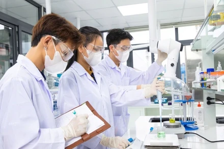 Sinh viên Trường đại học Phenikaa thực hành nghiên cứu thí nghiệm. (Ảnh: THƠM VŨ)