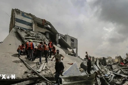 Lực lượng cứu hộ tìm kiếm nạn nhân dưới đống đổ nát sau cuộc không kích của Israel xuống khu dân cư Shuja'iyya, phía Đông thành phố Gaza, ngày 9/4/2025. (Ảnh: THX/TTXVN)