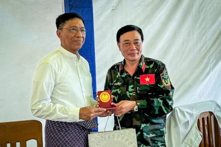 Thiếu tướng Phạm Văn Tỵ trao quà tặng Bộ trưởng Bộ An sinh xã hội, Giảm nhẹ và Tái thiết Myanmar.