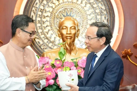 Bộ trưởng Kiren Rijiju tặng quà Ủy viên Bộ Chính trị, Bí thư Thành ủy Thành phố Hồ Chí Minh Nguyễn Văn Nên. (Ảnh: CHI MAI) 