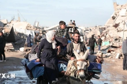 Người dân Palestine sơ tán tránh xung đột tại Gaza. (Ảnh: THX/TTXVN)