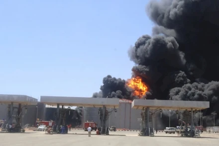 Kho nhiên liệu bị tấn công ở Port Sudan, Sudan. (Ảnh: TÂN HOA XÃ)