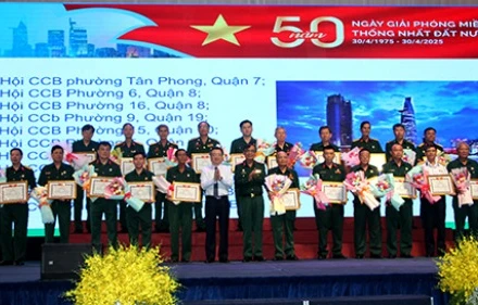 Trao hoa, bằng khen cho các tập thể. (Ảnh: Hội Cựu chiến binh thành phố)