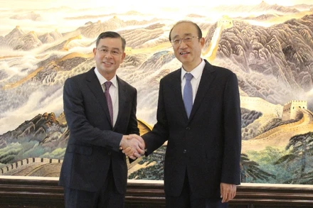 Tổng Kiểm toán nhà nước Ngô Văn Tuấn bắt tay Tổng Kiểm toán nhà nước Trung Quốc Hầu Khải.
